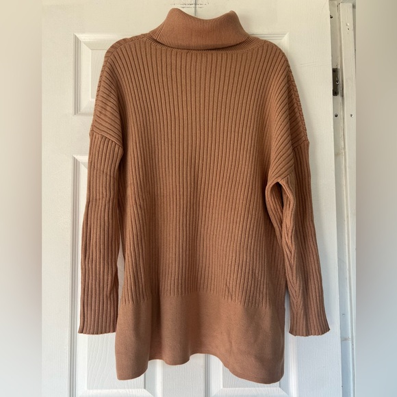 Women’s‎ Lillusory Tan Turtleneck. - Picture 6 of 7